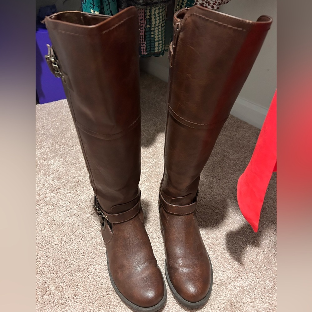 By Guess Brown Boots
